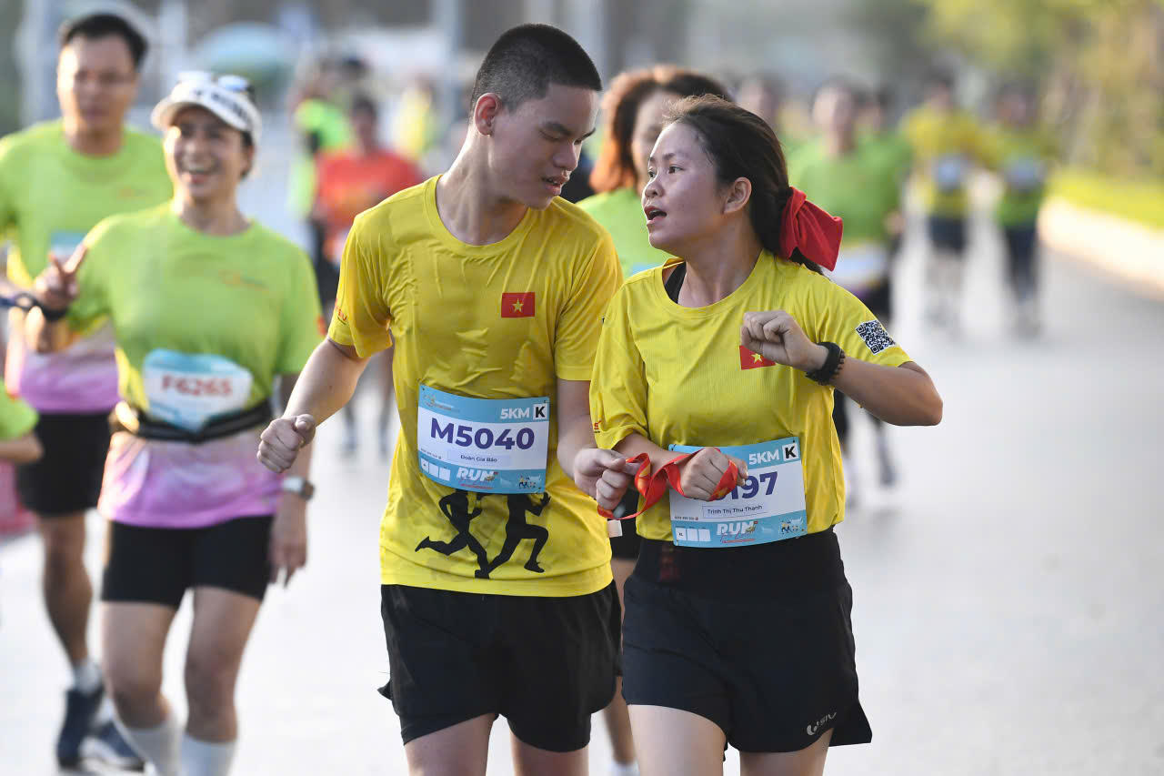 Mỗi vận động viên khiếm thị sẽ có một vận động viên đồng hành trên đường chạy Run For Love 2026, tương tự các mùa giải trước.