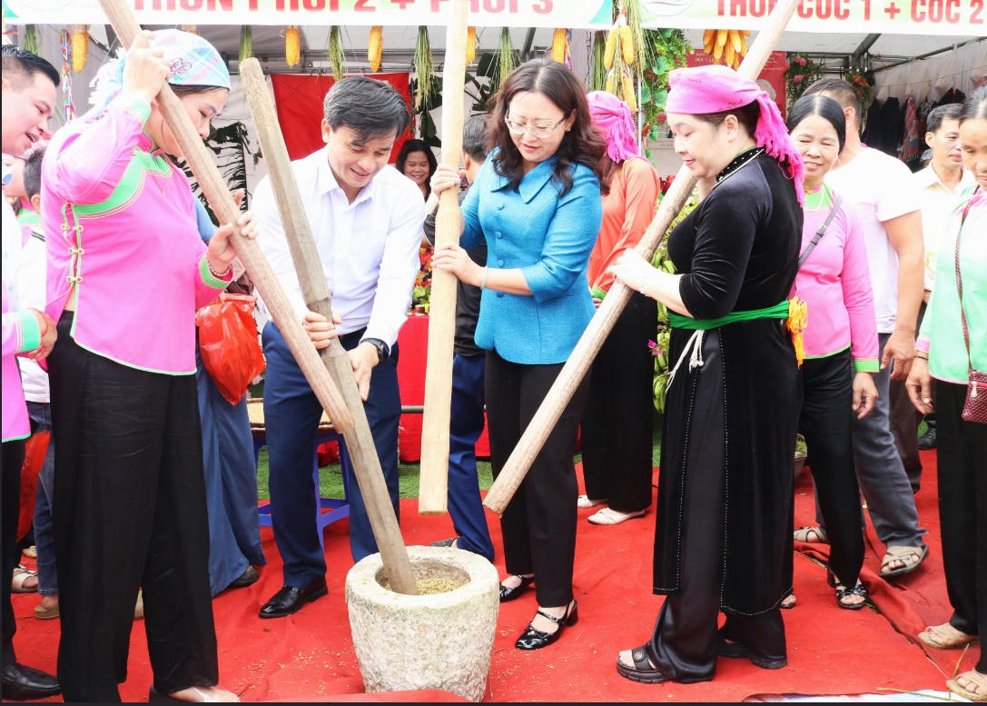 Trong khuôn khổ lễ hội, người dân, du khách cũng có thể tham gia trải nghiệm làm cốm, thi giã cốm, thưởng thức ẩm thực và khám phá các sản phẩm đặc trưng của địa phương (Ảnh: Hữu Trường).