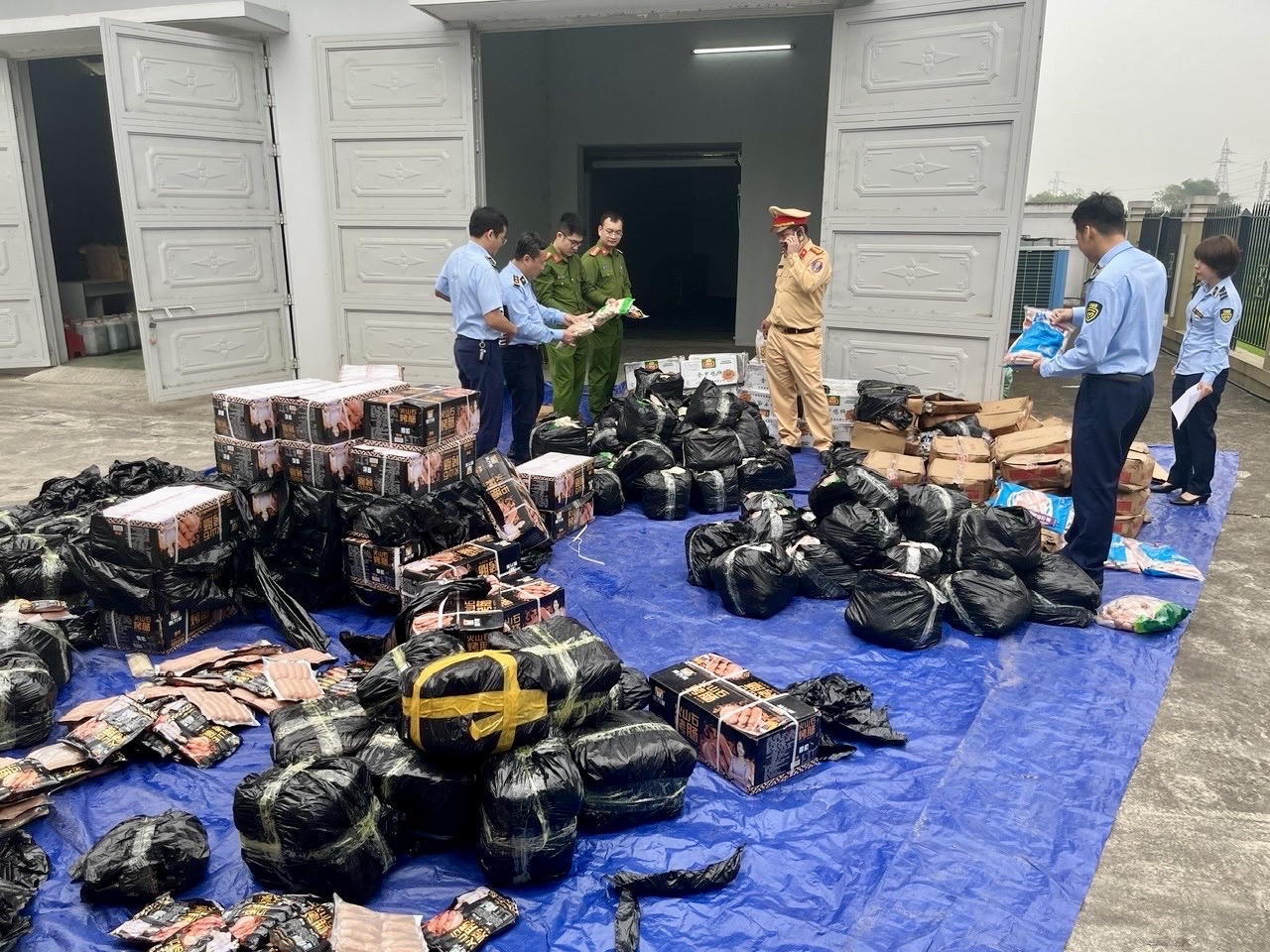 Lực lượng chức năng tỉnh Tuyên Quang thu giữ số lượng lớn lạp xưởng không rõ nguồn gốc, xuất xứ. (Ảnh: QLTTTQ)