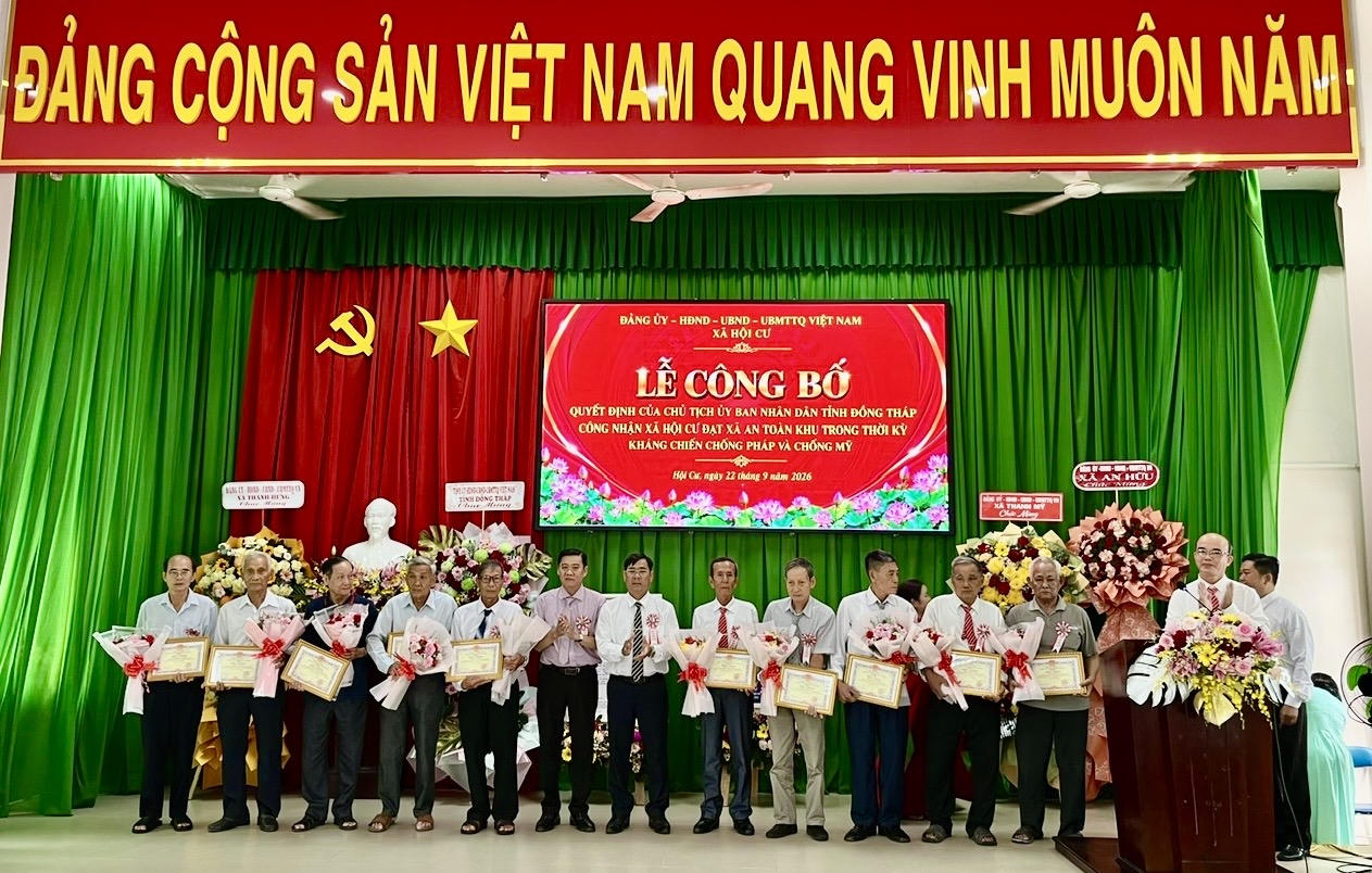 Khen thưởng biểu dương các cá nhân có thành tích trong lập hồ sơ công nhận xã An toàn khu. Ảnh: Thiện Lê