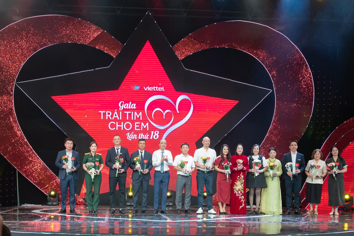 Trong suốt hành trình 18 năm, chương trình “Trái tim cho em” còn nhận được sự chung tay của đông đảo doanh nghiệp, tổ chức và cá nhân trong và ngoài nước.