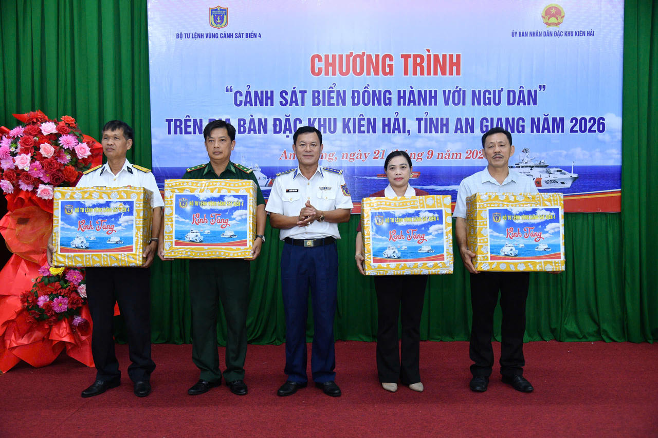 Đại tá Nguyễn Thái Dương tặng quà chính quyền địa phương, lực lượng vũ trang trên địa bàn đặc khu Kiên Hải. Ảnh: Đức Thái