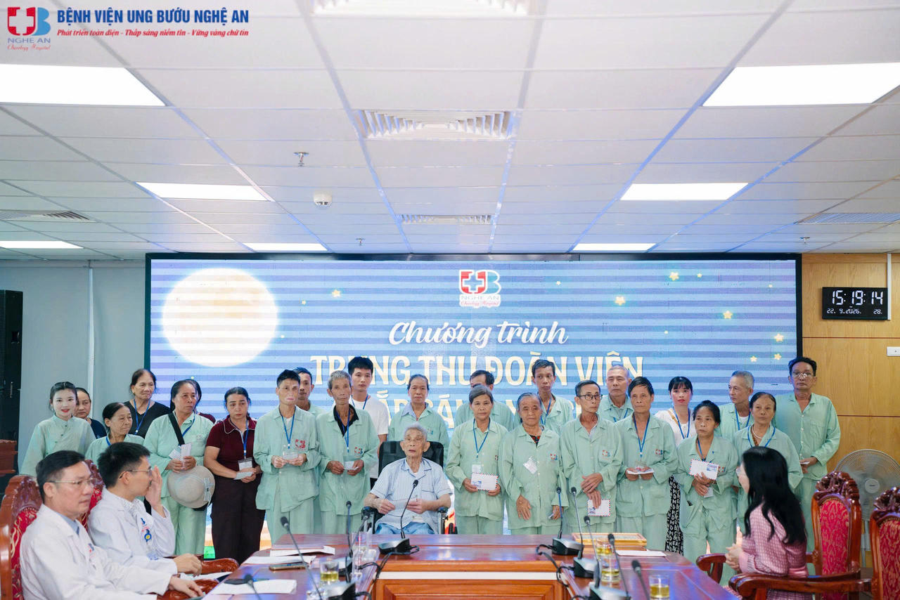Các phần quà Trung thu được trao tới người bệnh cao tuổi.