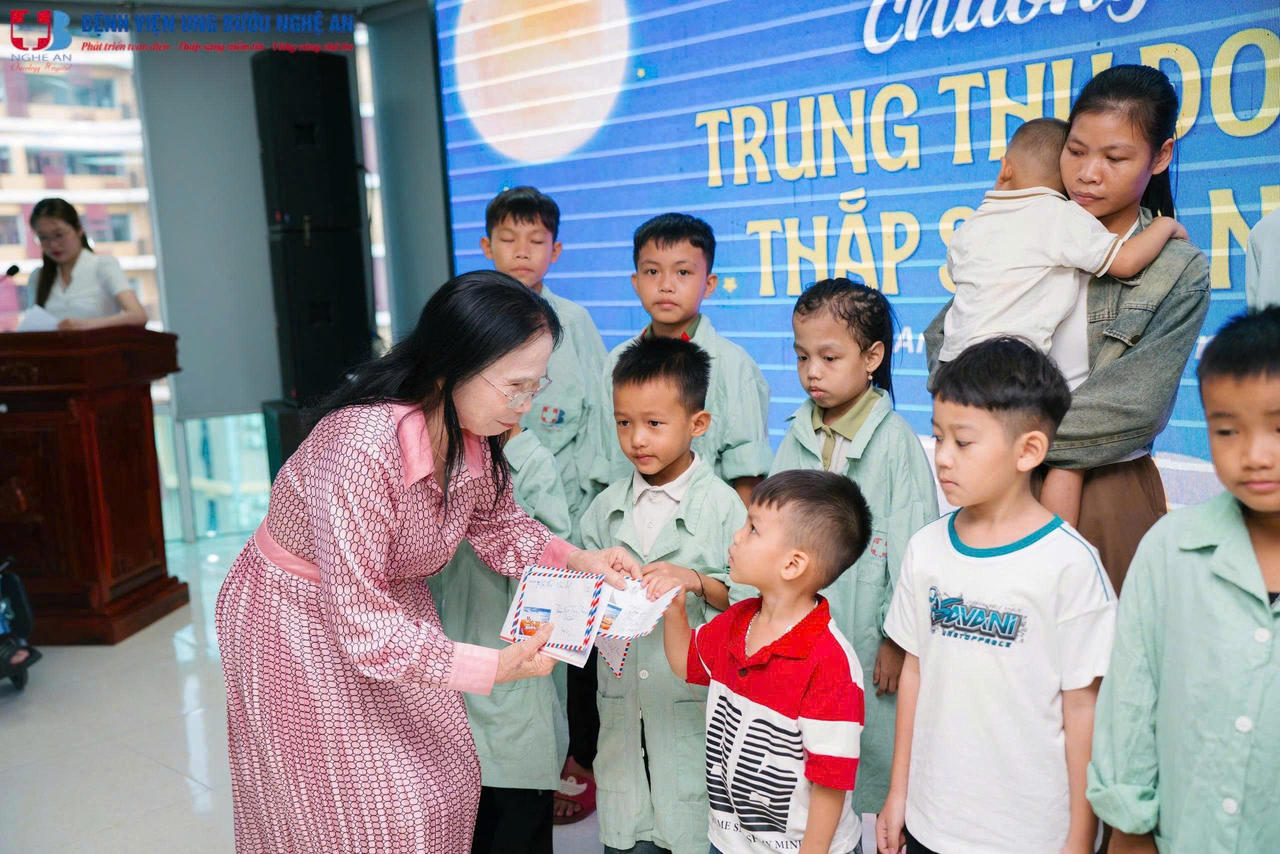 Trung thu đoàn&nbsp;viên tại Bệnh&nbsp;viện Ung bướu&nbsp;Nghệ An
