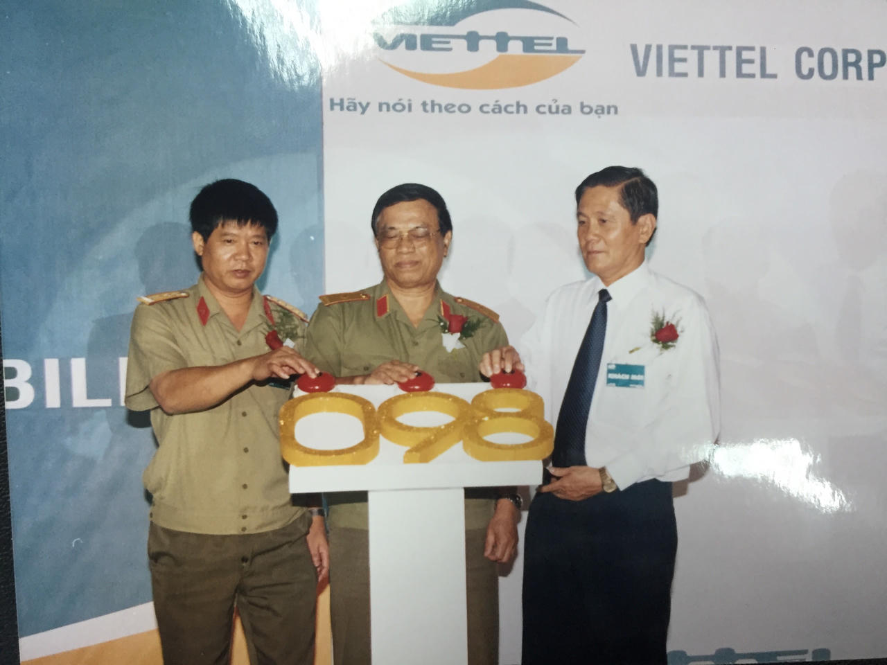 Viettel khai trương dịch vụ di động với đầu số 098 năm vào năm 2004.