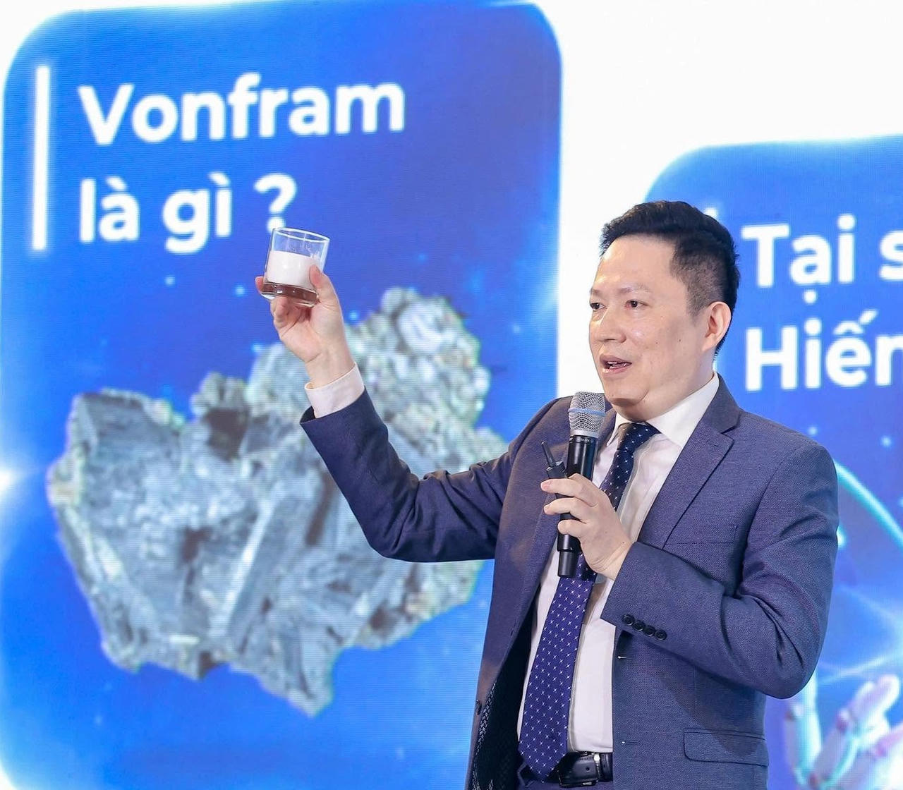 Ông Phan Chiến Thắng - Phó tổng giám đốc MSR trong một lần giới thiệu về Vonfram.