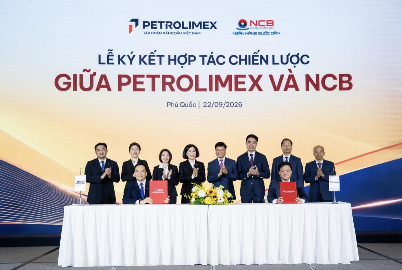 Ông Tạ Kiều Hưng – Thành viên HĐQT, Tổng Giám đốc NCB và ông Nguyễn Ngọc Tú – Phó Tổng Giám đốc Petrolimex ký kết Thỏa thuận hợp tác chiến lược giữa Petrolimex và NCB.