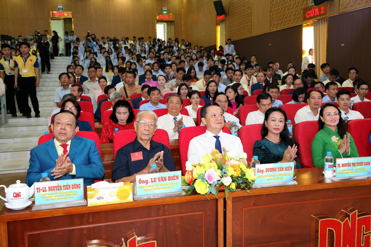 Lãnh đạo, đại biểu dự lễ (Ảnh: Đình Thương)
