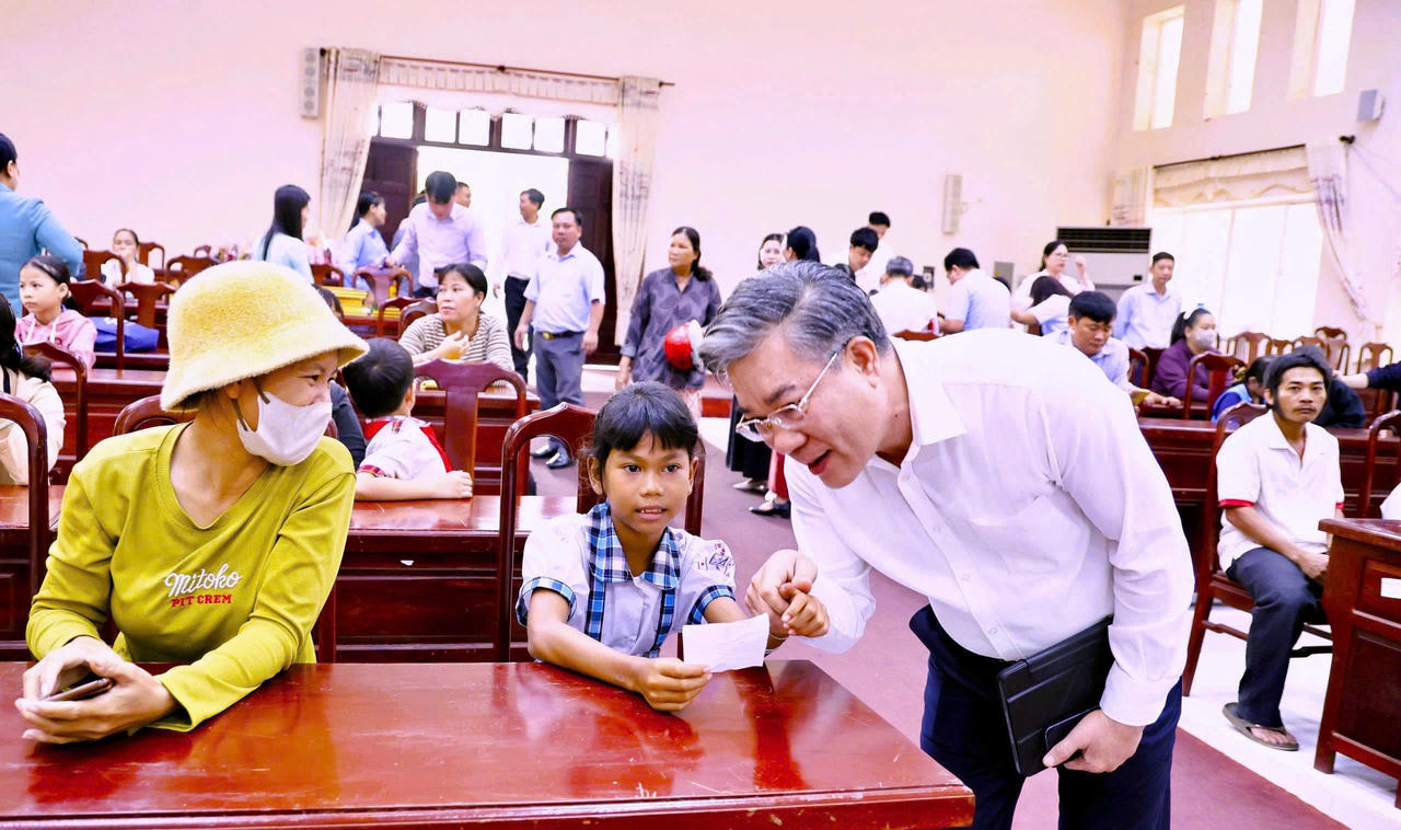 Ông Dương Minh Dũng, Trưởng ban Tuyên giáo và Dân vận Thành ủy Đồng Nai dự và trao quà cho thiếu nhi vùng biên giới nhân dịp năm học mới và Tết Trung thu 2026. Ảnh: DK
