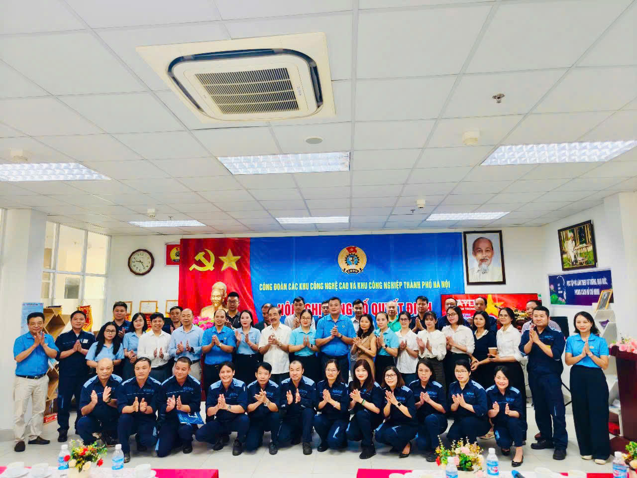 Dịp này, Công đoàn các Khu công nghệ cao và Khu công nghiệp thành phố Hà Nội kết nạp thêm 1.150 đoàn viên công đoàn. 