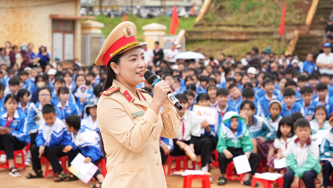 Trung tá Đặng Thị Phương Thanh, Phó đội trưởng Đội trưởng Phòng CSGT công an tỉnh Lâm Đồng trực tiếp hướng dẫn