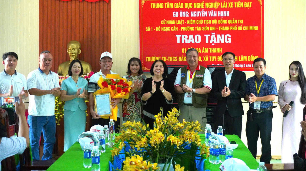 Trung tâm Giáo dục nghề nghiệp Lái xe Tiến Đạt trao tặng một bộ loa âm thanh cho Trường TH&THCS Đắk Búk So.