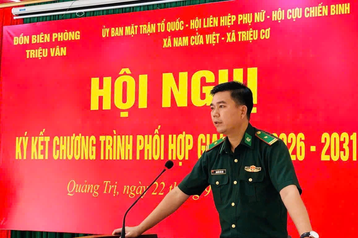 Thiếu tá Nguyễn Văn Sáu - Chính trị viên Đồn Biên phòng Triệu Vân thông qua nội dung ký kết chương trình phối hợp. (Ảnh: Đ.T)