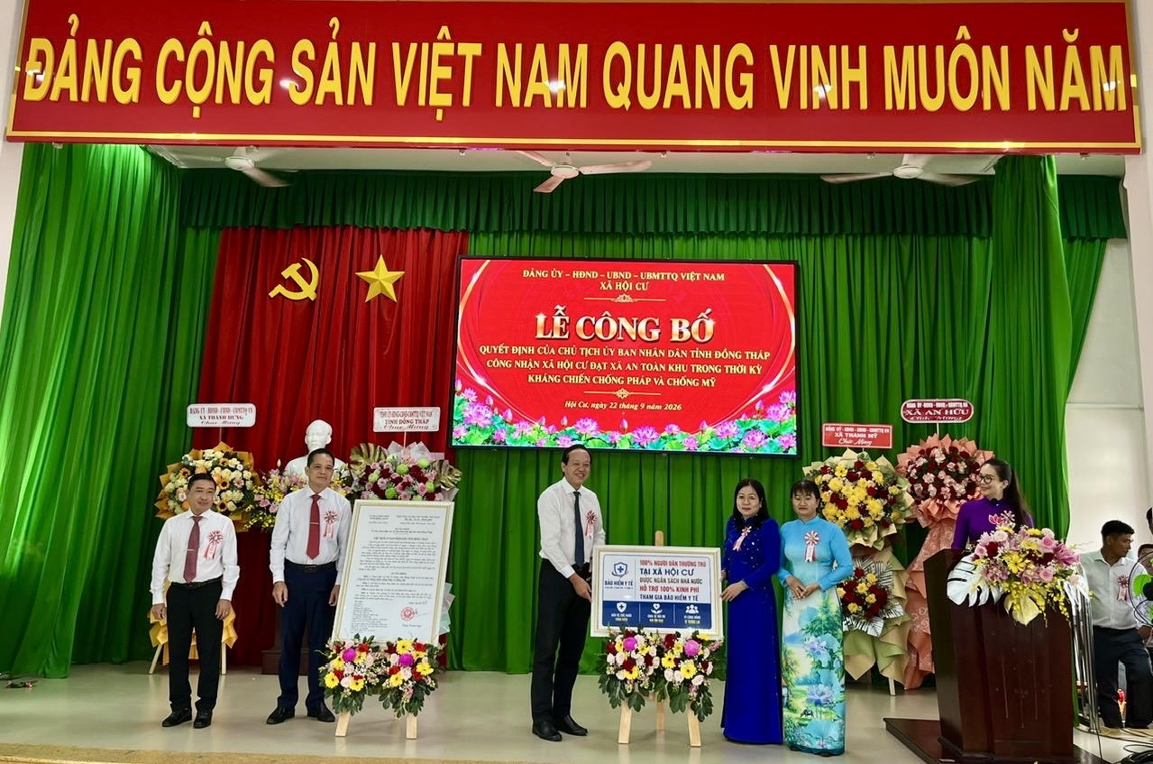 Công bố và trao Quyết định của Chủ tịch UBND tỉnh Đồng Tháp về việc công nhận xã An toàn khu trên địa bàn. Ảnh: Thiện Lê