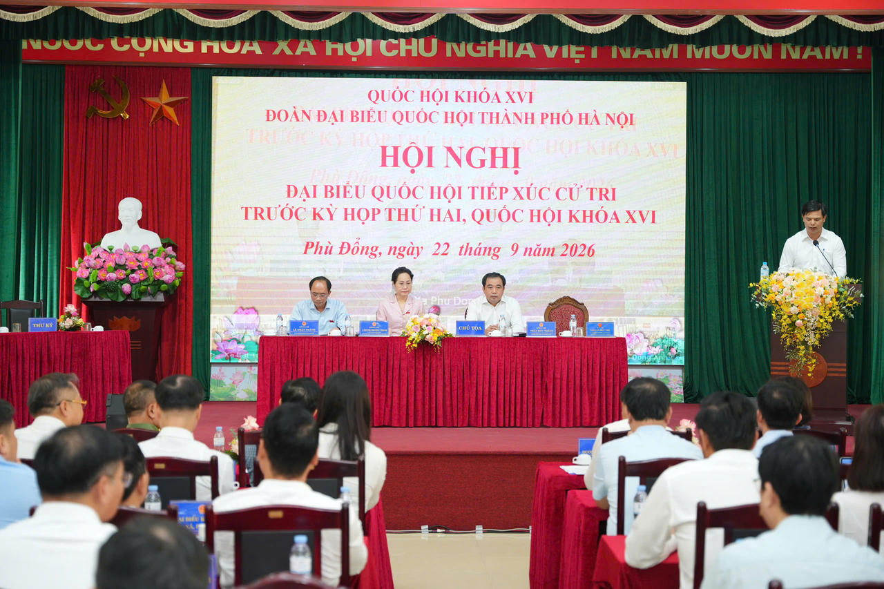 Bí thư Thành ủy, Trưởng đoàn đại biểu Quốc hội thành phố Hà Nội Trần Đức Thắng và các đại biểu Quốc hội Đơn vị bầu cử số 10 tiếp xúc cử tri. Ảnh Nguyễn Sơn
