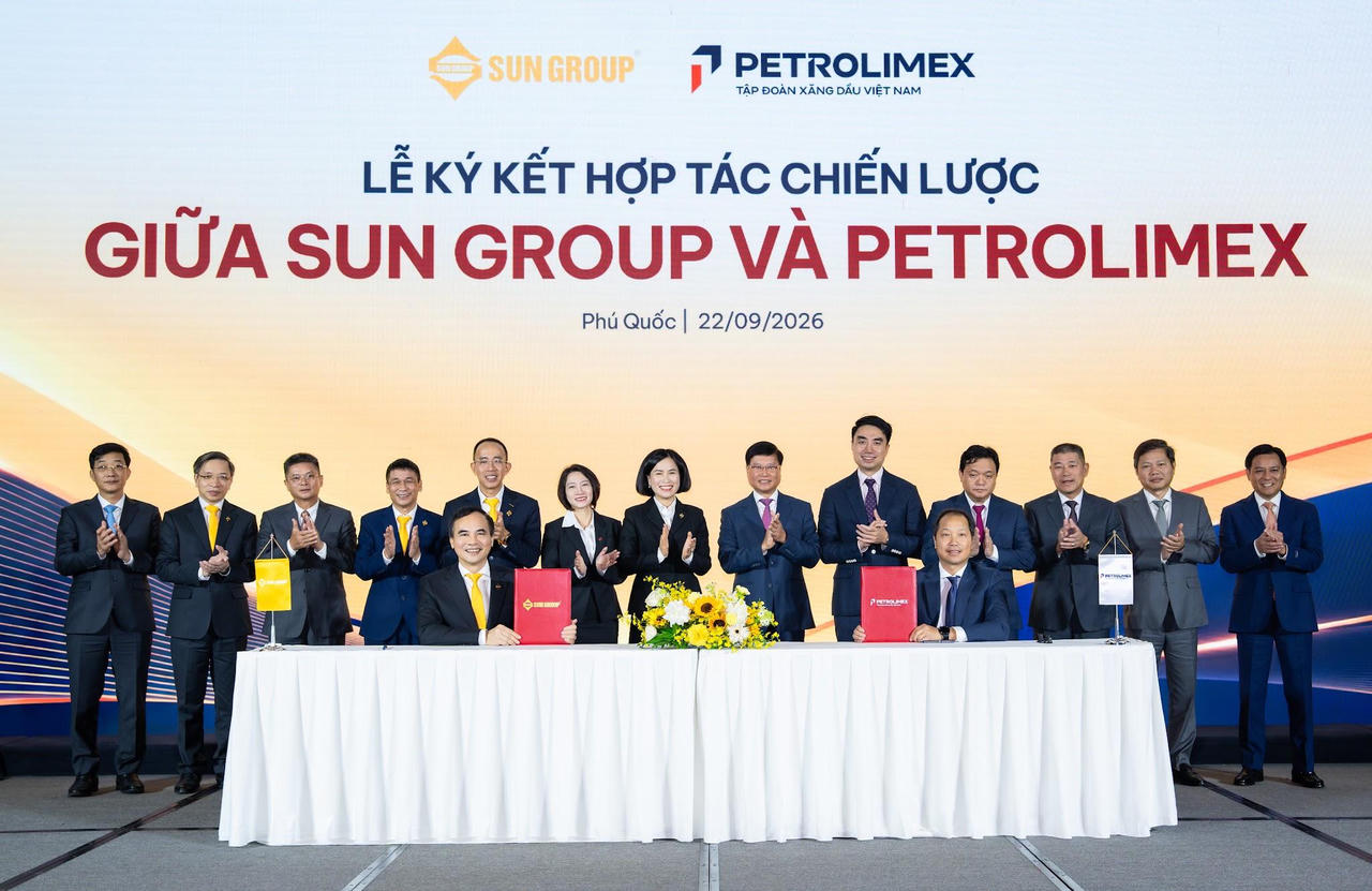 Ông Nguyễn Mạnh Quân – Phó Tổng Giám đốc Tập đoàn Sun Group và ông Nguyễn Quang Dũng – Phó Tổng Giám đốc Petrolimex ký kết Thỏa thuận hợp tác chiến lược giữa hai Tập đoàn.