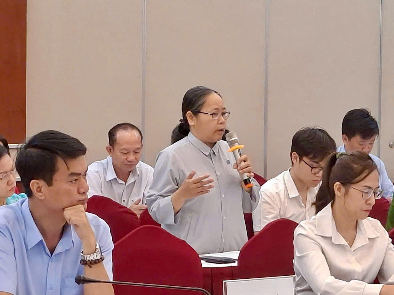 Đại diện Trung tâm Bảo trợ trẻ em Tam Bình đóng góp ý kiến về sửa đổi, bổ sung Luật Nuôi con nuôi. (Ảnh: Bùi Yên)