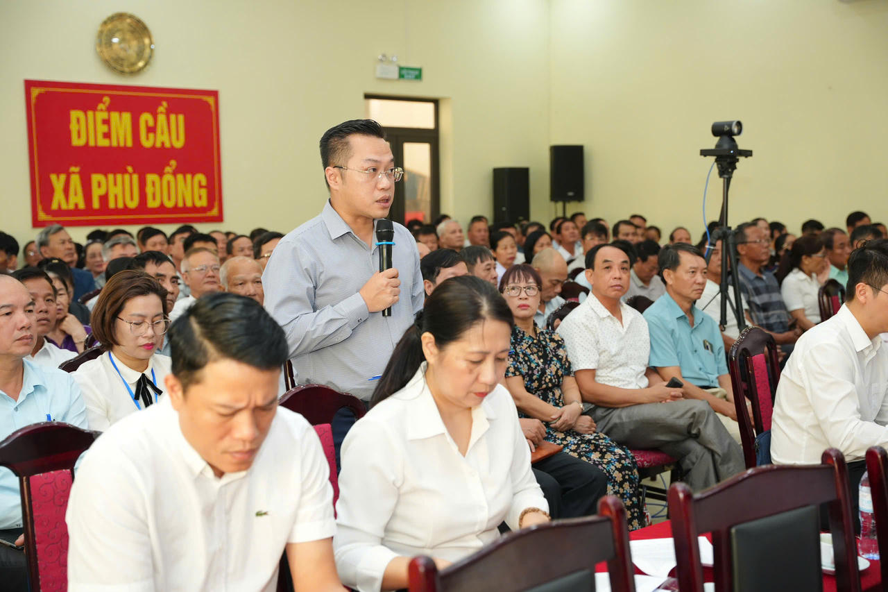 Đại diện cử tri phát biểu tại cuộc tiếp xúc. Ảnh: Nguyễn Sơn