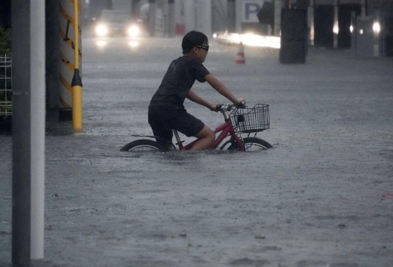 Nhật Bản hủy hàng trăm chuyến bay, hơn 1 triệu người sơ tán do bão Dujuan Nhật Bản hủy hàng trăm chuyến bay, hơn 1 triệu người sơ tán do bão Dujuan