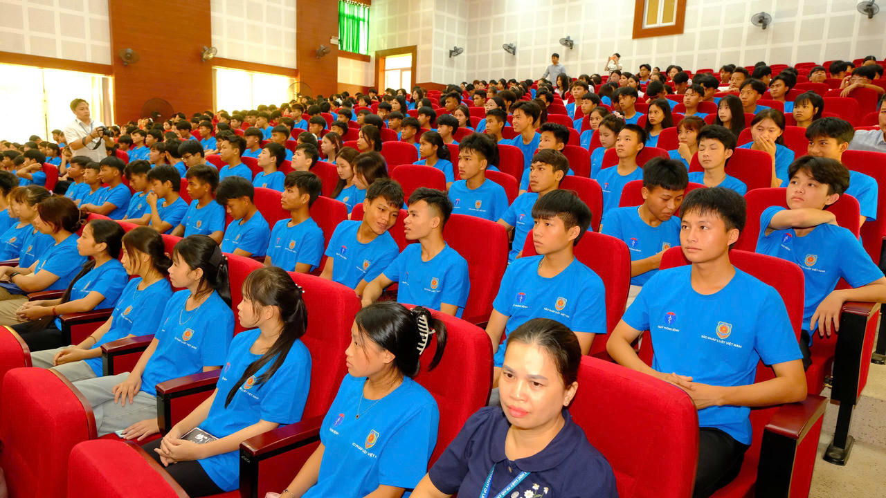 Đông đảo viên chức, người lao động, giảng viên, sinh viên ngành tư pháp tham gia chương trình truyền thông trực tiếp về phòng, chống tác hại của thuốc lá tại Trường Đại học Luật TP.HCM - Phân hiệu Quảng Trị. (Ảnh: Trần Tuyền)