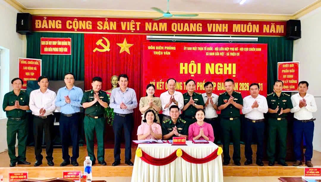 Đồn Biên phòng Triệu Vân và các đơn vị ký kết chương trình phối hợp giai đoạn 2026-2031. (Ảnh: Đ.T)