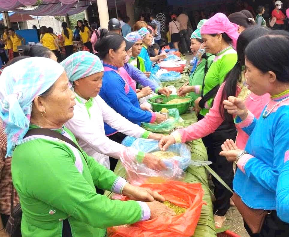 Nghề làm cốm truyền thống tại xã Hợp Thành (Ảnh: UBND xã Hợp Thành)