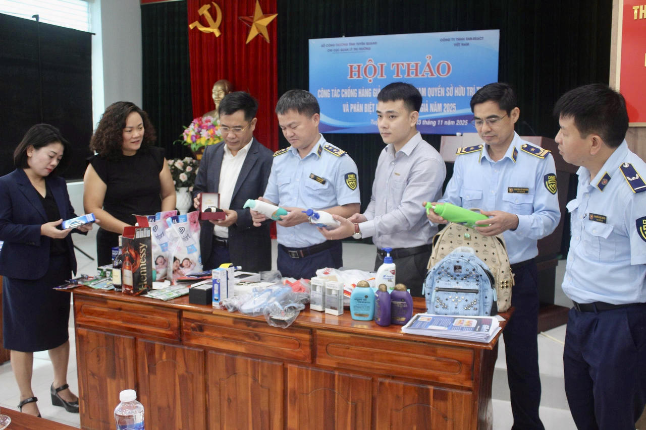 Chi Cục QLTT tỉnh Hội thảo công tác chống hàng giả, hàng xâm phạm quyền sở hữu trí tuệ. (Ảnh: QLTTTQ)