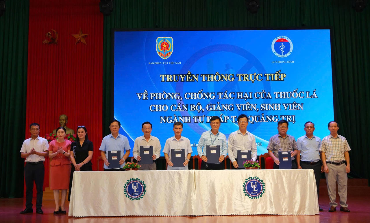 Đại diện các đơn vị tham dự ký cam kết đẩy mạnh phòng, chống tác hại của thuốc lá. (Ảnh: Trần Tuyền)
