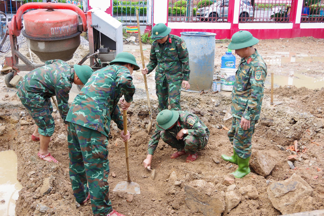 Đội tìm kiếm, quy tập hài cốt liệt sĩ số 2, Phòng Chính trị, Bộ CHQS tỉnh Quảng Trị tiến hành tìm kiếm, quy tập tại khu phố Thành Cổ, phường Quảng Trị. (Ảnh: Xuân Diện)
