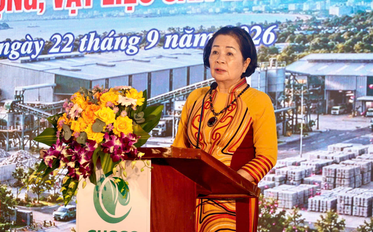 Bà Nguyễn Thị Sen - Chủ tịch HĐQT kiêm Tổng Giám đốc Công ty Cổ phần Công trình đô thị Gia Lai phát biểu tại buổi lễ. (Ảnh: Ngọc Châu)