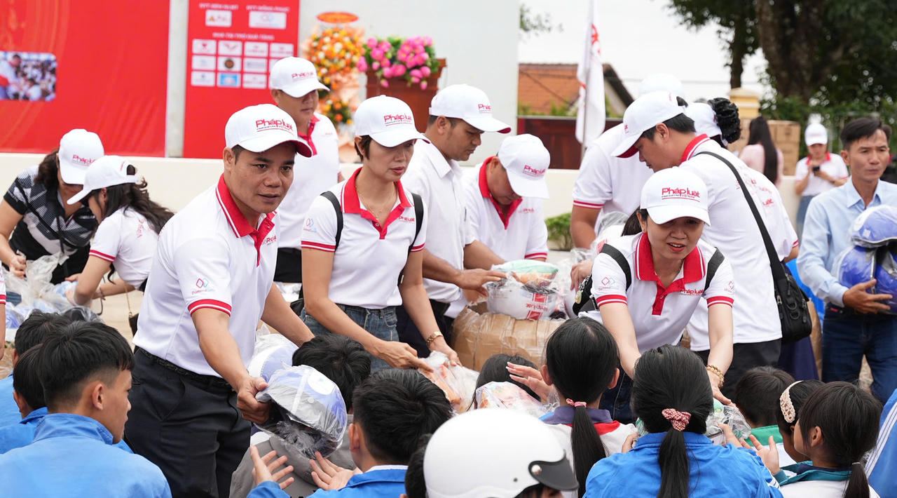 Nhìn lại hành trình Caravan Báo Pháp Luật Việt Nam lần thứ IV: Từ những cung đường đến ánh sáng nơi biên giới