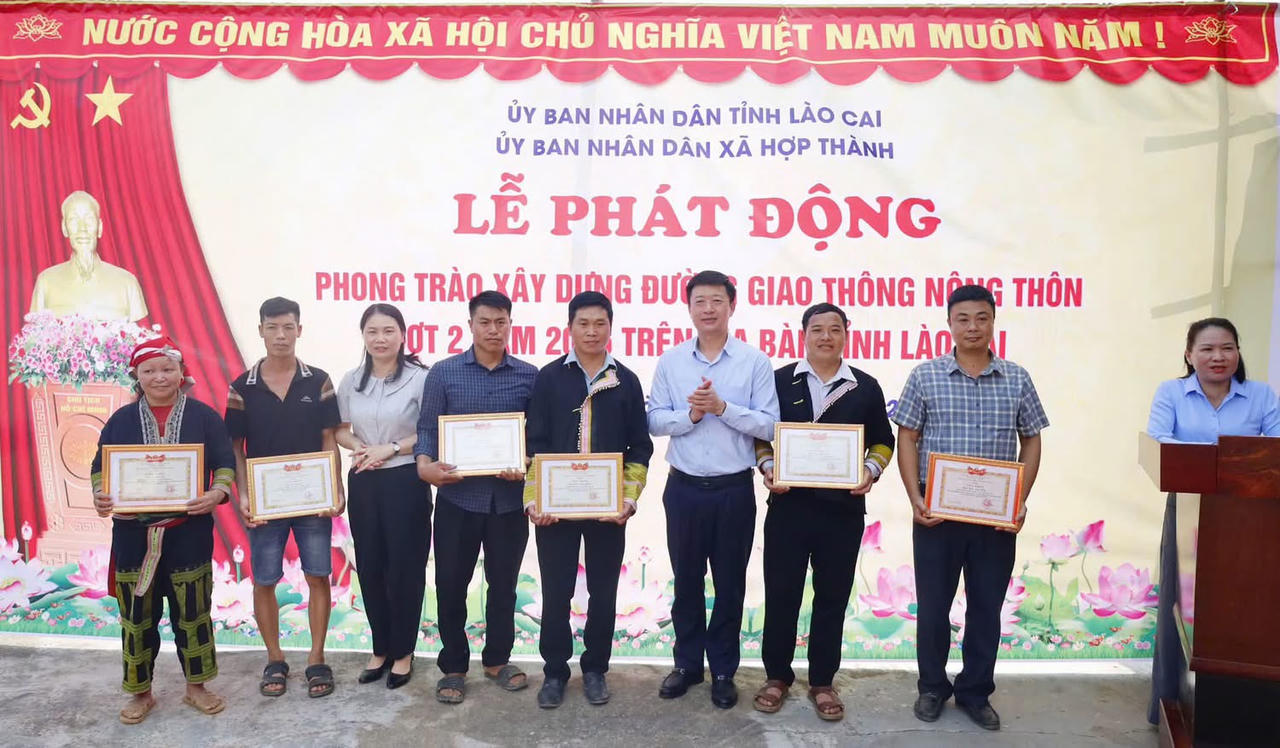 Chủ tịch UBND xã khen thưởng cho các cá nhân, tập thể tiêu biểu có nhiều đóng góp trong phong trào. (Ảnh: Nguyễn Hải)