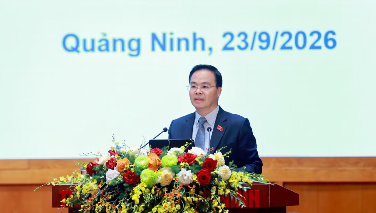 Ông Trần Văn Khải - Phó Chủ nhiệm Ủy ban Khoa học, Công nghệ và Môi trường của Quốc hội, Chủ biên Bộ học liệu đa phương tiện, phát biểu tại hội nghị.  (Ảnh: Cổng TTĐT Quảng Ninh)