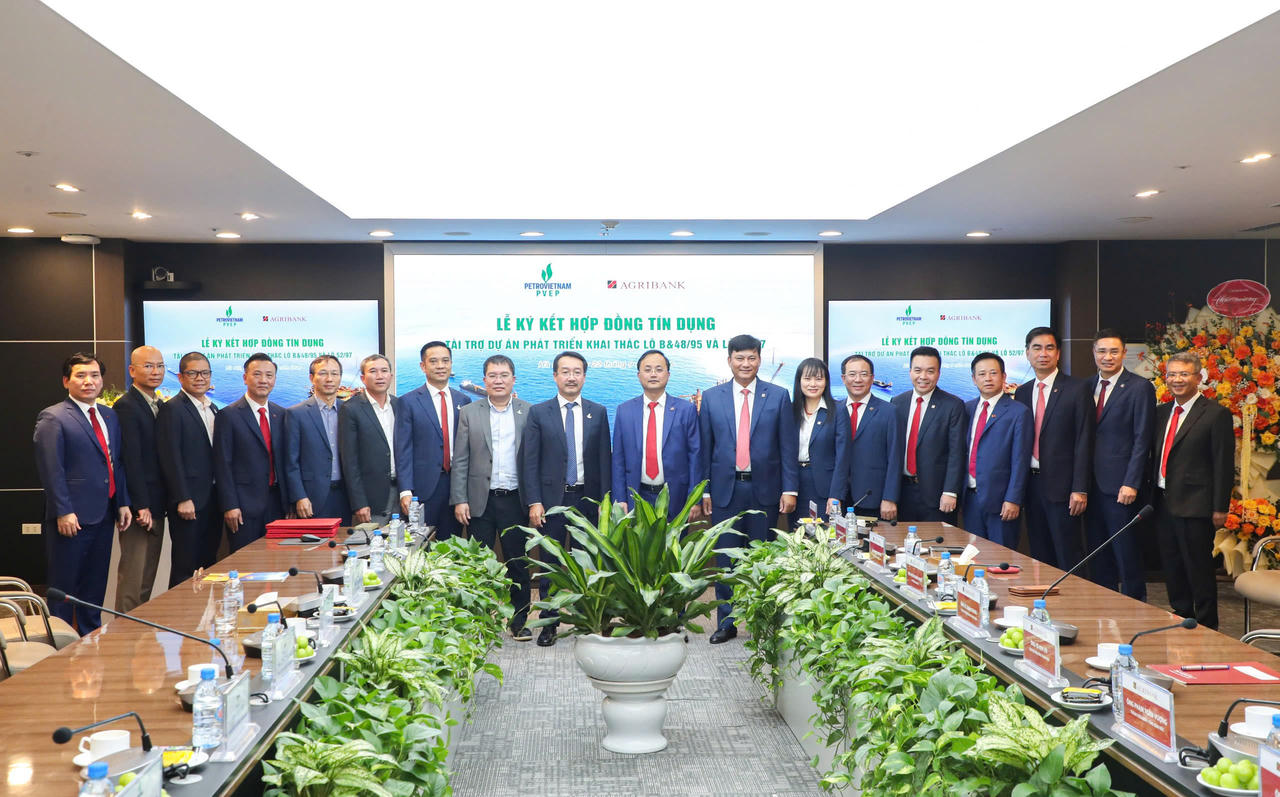  Các đại biểu chụp ảnh lưu niệm tại Lễ ký kết. 