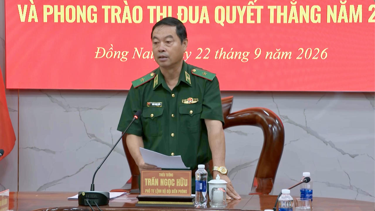 Thiếu tướng Trần Ngọc Hữu - Phó Tư lệnh BĐBP phát biểu chỉ đạo tại hội nghị. Ảnh: Minh luận - Văn Giáp