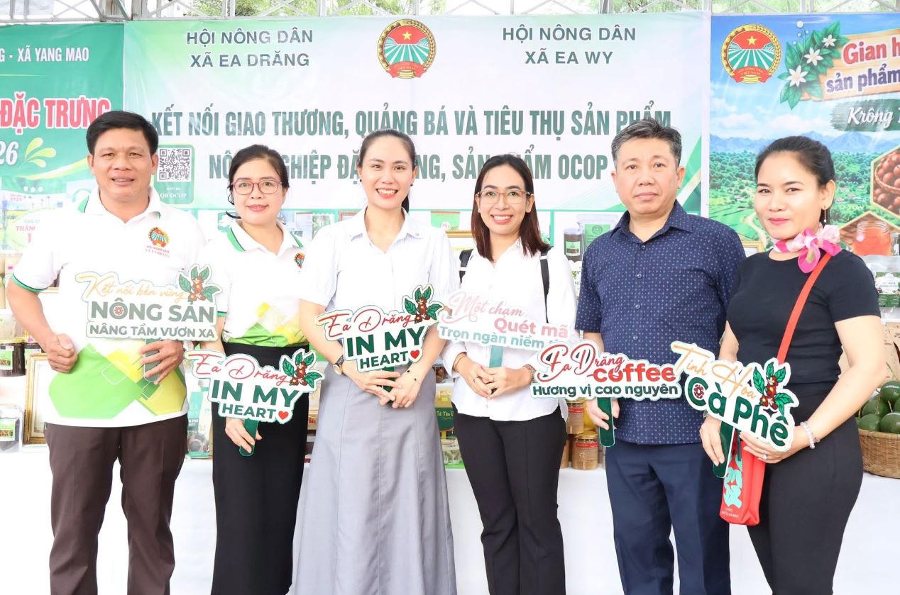 Lãnh đạo Hội Nông dân tỉnh Đắk Lắk chụp ảnh lưu niệm cùng đại biểu. Ảnh: D.V.