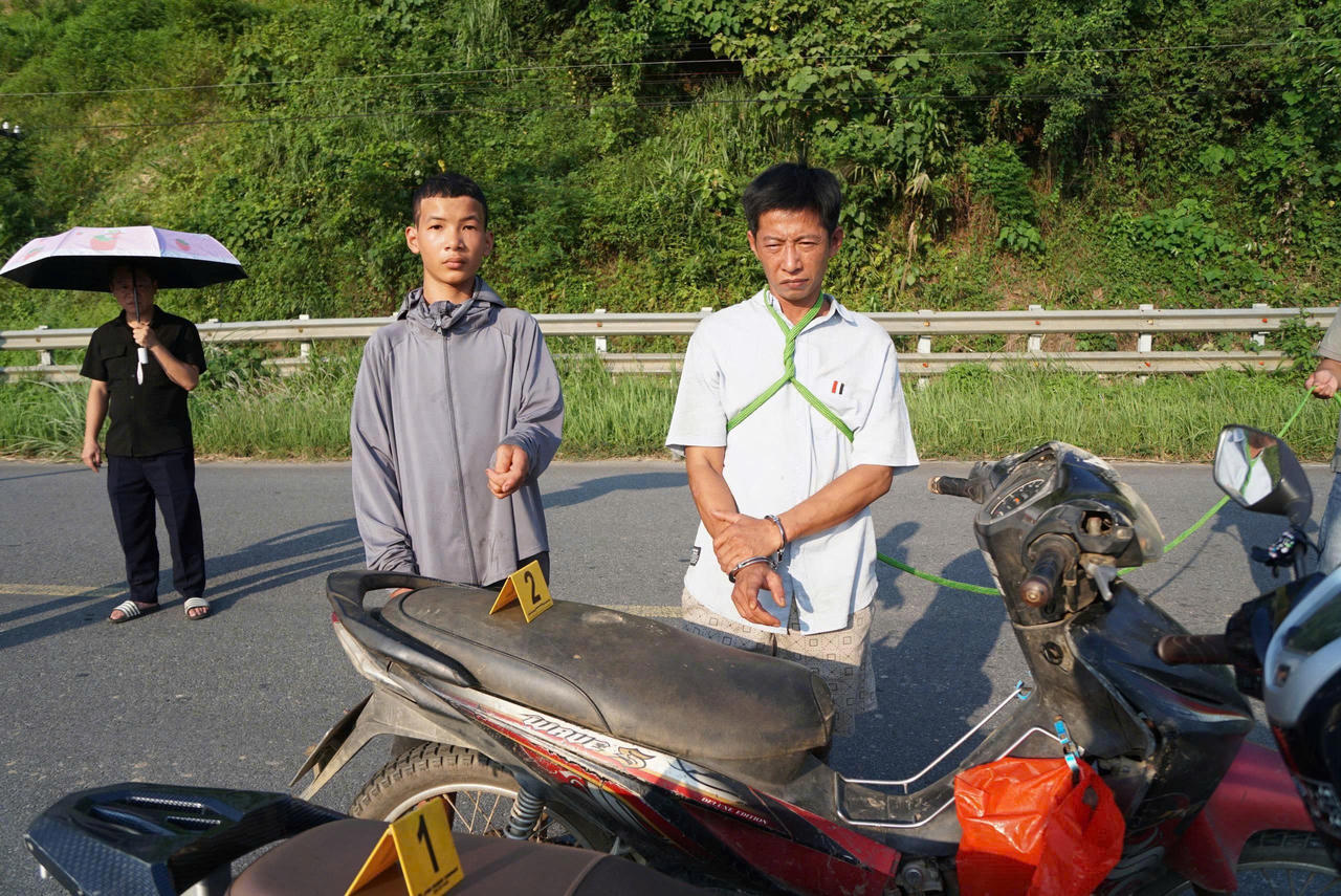Các đối tượng bị bắt giữ ( Ảnh: Thanh Tuấn)