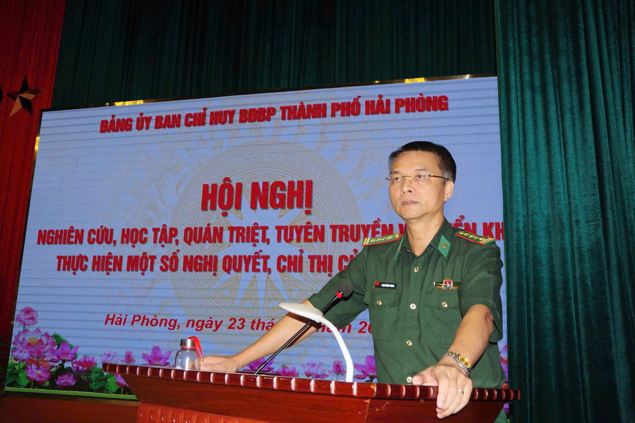 Đại tá Phạm Hồng Phong, Bí thư Đảng uỷ, Chính ủy Bộ đội Biên phòng TP Hải Phòng phát biểu chỉ đạo hội nghị. (ảnh Nguyễn Khánh)