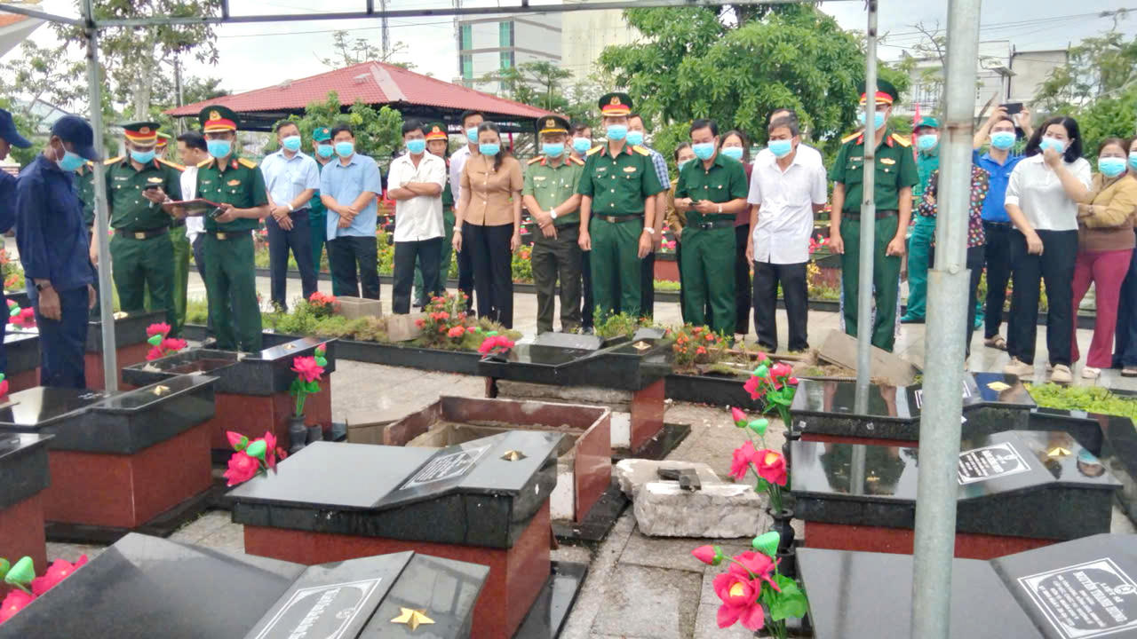 Ban Chỉ đạo 515 tỉnh Cà Mau cùng lãnh đạo địa phương kiểm tra các phần mộ; đồng thời lực lượng chức năng tiến hành khai quật, lấy mẫu sinh phẩm hài cốt liệt sĩ chưa xác định được danh tính (Ảnh: V.M).