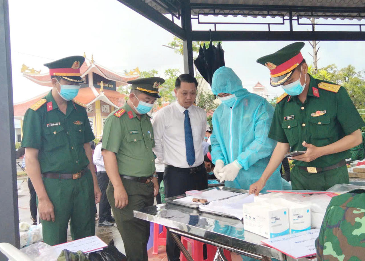 Cà Mau: Lấy mẫu sinh phẩm, xác định danh tính hài cốt liệt sĩ tại Nghĩa trang Vĩnh Lợi