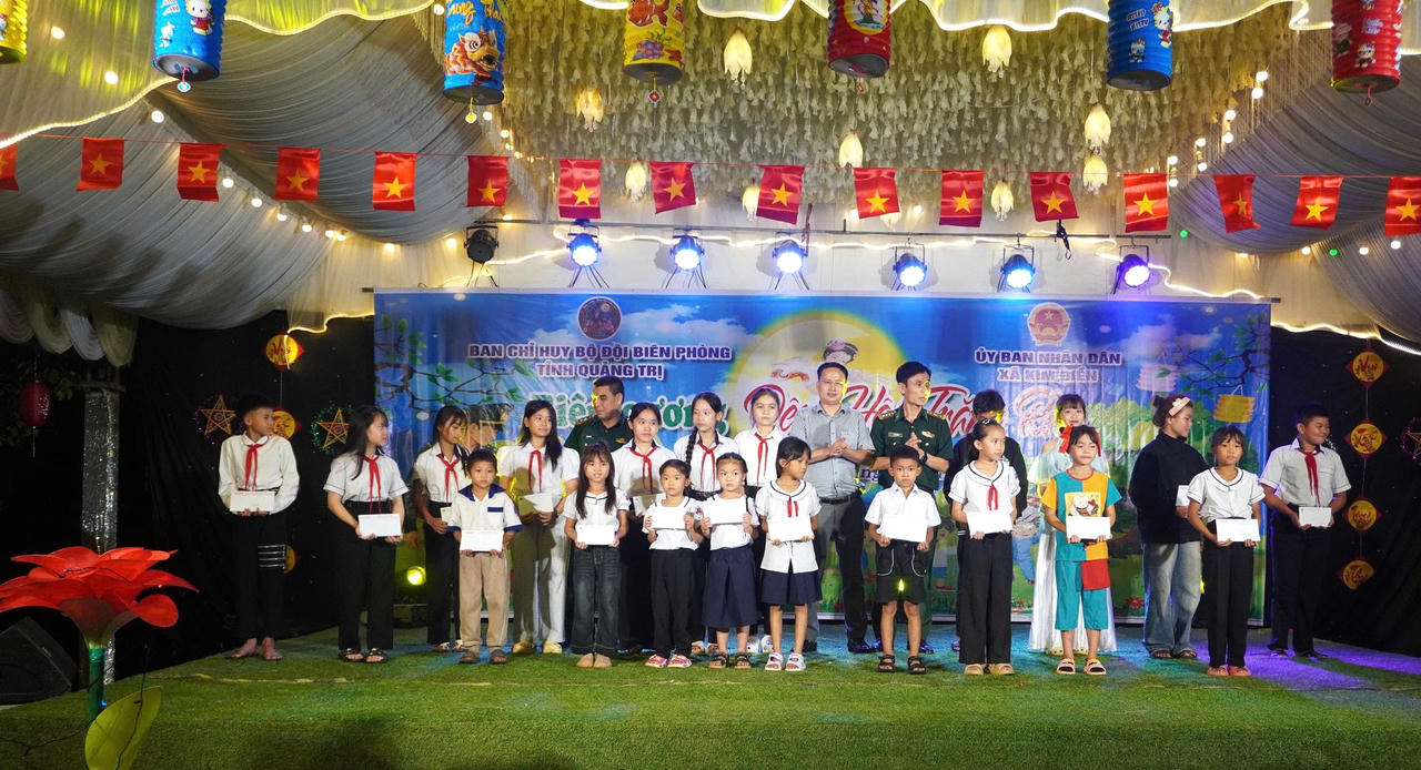 Đêm hội là dịp để cán bộ, chiến sĩ BĐBP và các lực lượng cùng sẻ chia với trẻ em nơi biên giới. (Ảnh: BĐBP Quảng Trị)