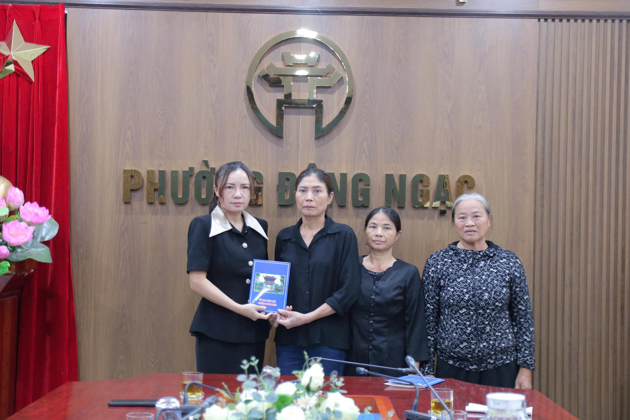 Phó Chủ tịch UBND phường Đông Ngạc Nguyễn Thị Hương trao kinh phí hỗ trợ của phường đến gia đình nạn nhân. Ảnh: Sở Y tế Hà Nội