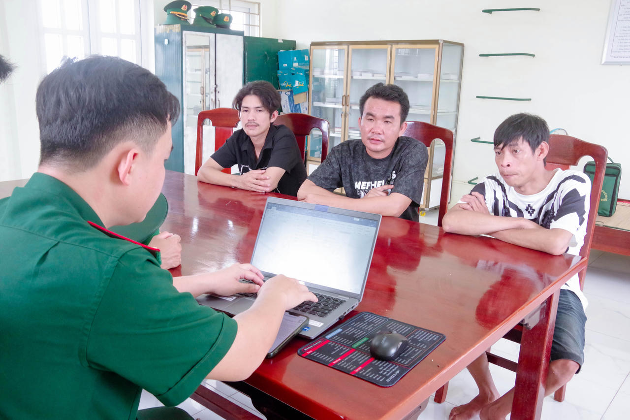 Cán bộ đồn Biên phòng Trung Bình nắm bắt thông tin nguyên nhân tàu cá gặp nạn từ các ngư dân.Ảnh: Văn Long