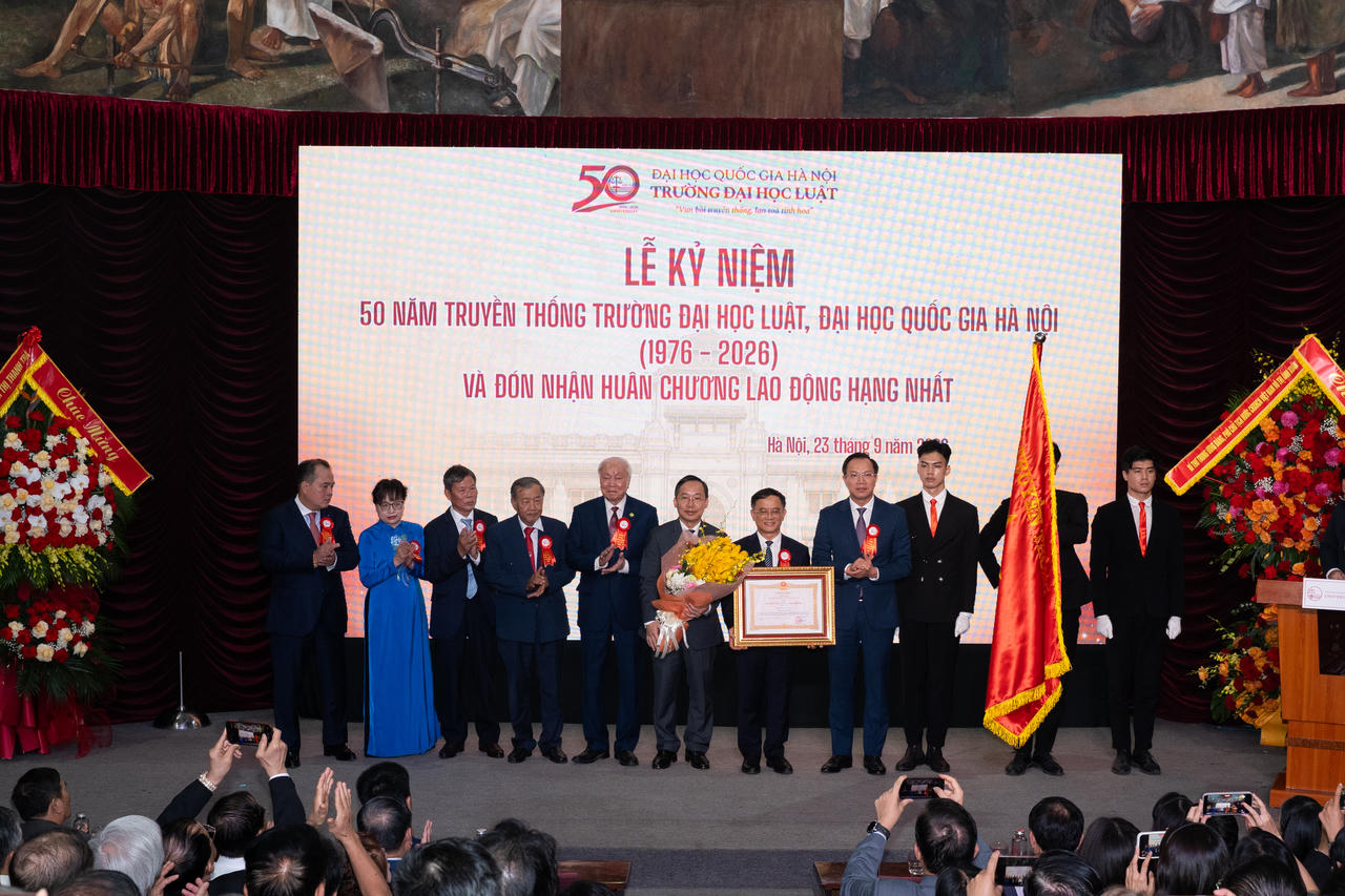 Trường Đại học Luật, ĐHQGHN đón nhận Huân chương Lao động hạng Nhất