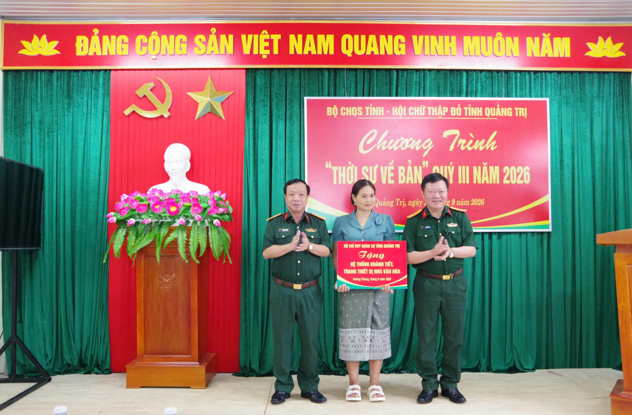 Trao hệ thống khánh tiết, thiết bị âm thanh phục vụ sinh hoạt cộng đồng tại Nhà văn hóa thôn Miệt. (Ảnh: Hoàng Cuối)