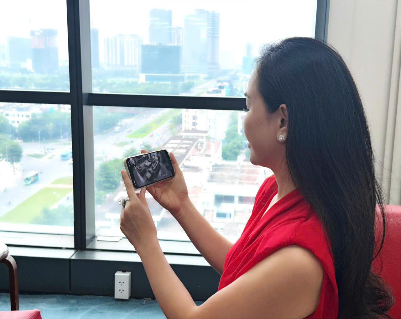 Dù đi công tác, chị Thúy Anh vẫn nắm được từng diễn biến trong ngôi nhà của mình với camera AI của VNPT