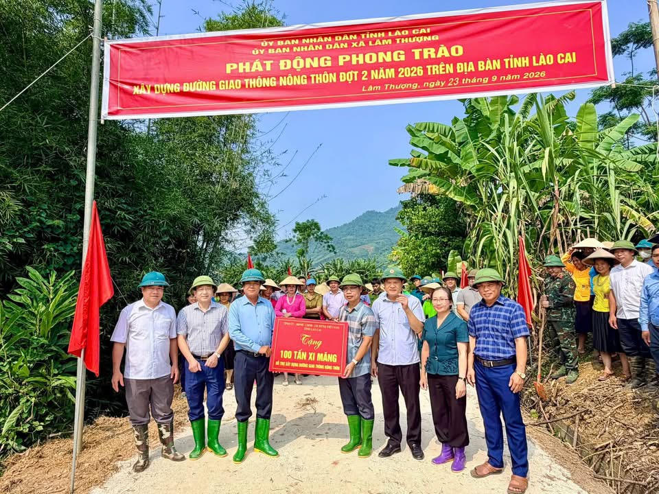 Đoàn công tác tặng 100 tấn xi măng cho xã.