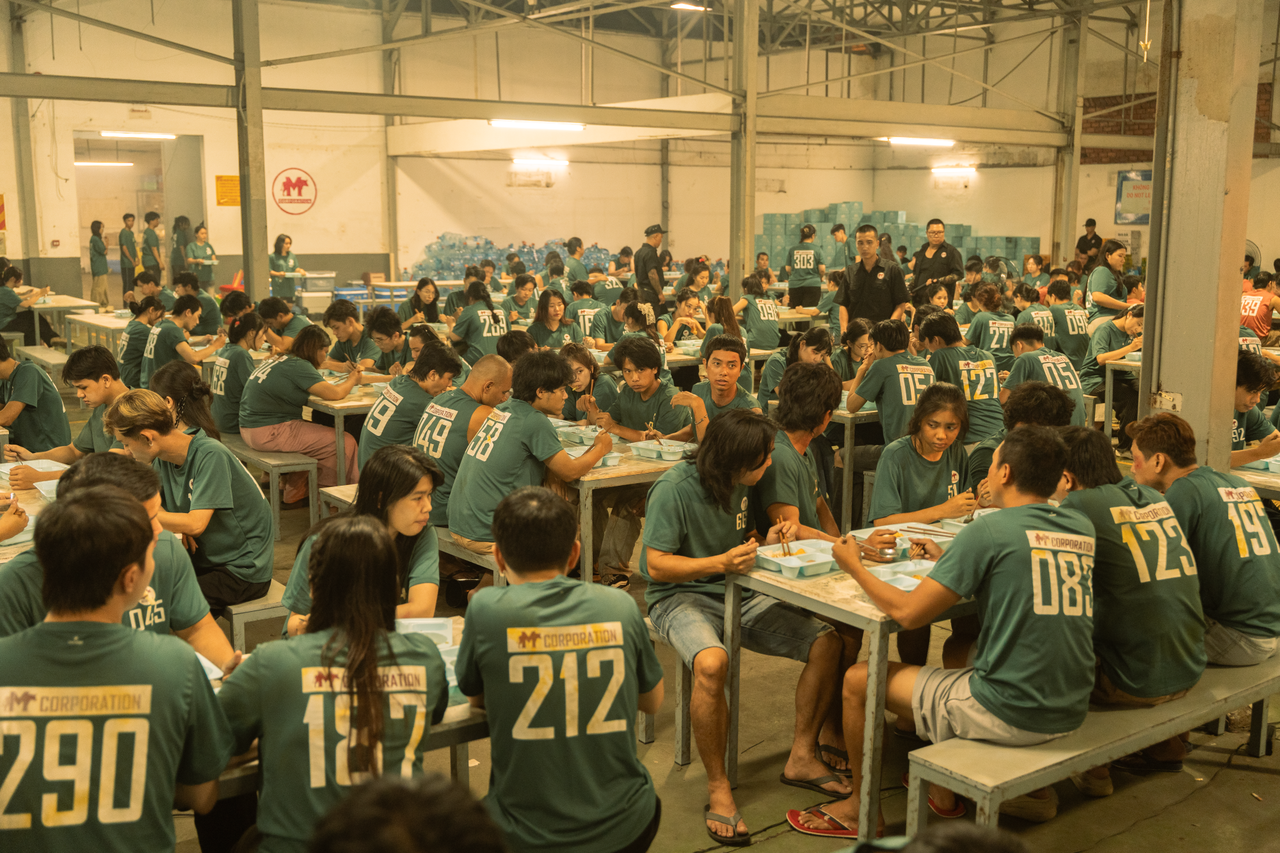 Phim "Trại buôn người” và câu chuyện phía sau những chiếc áo đánh số Phim "Trại buôn người” và câu chuyện phía sau những chiếc áo đánh số