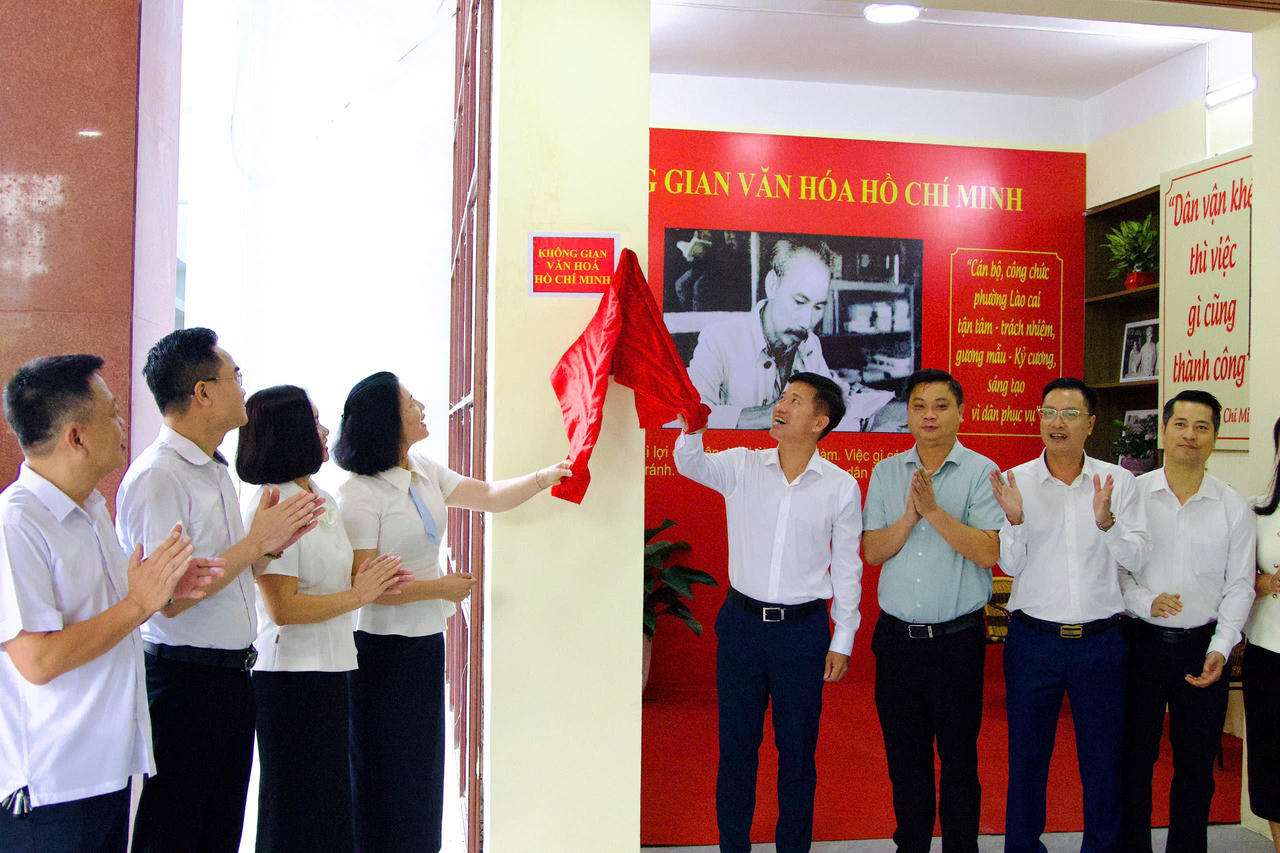 Chi bộ UBND phường Lào Cai ra mắt mô hình “Không gian văn hóa Hồ Chí Minh”. (Ảnh: Nguyễn Hải)