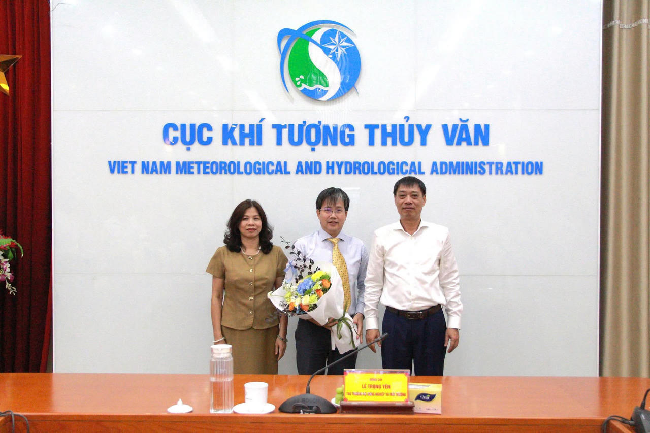 Lãnh đạo Cục Khí tượng Thủy văn chúc mừng ông Mai Văn Khiêm
. Ảnh: Cục KTTV